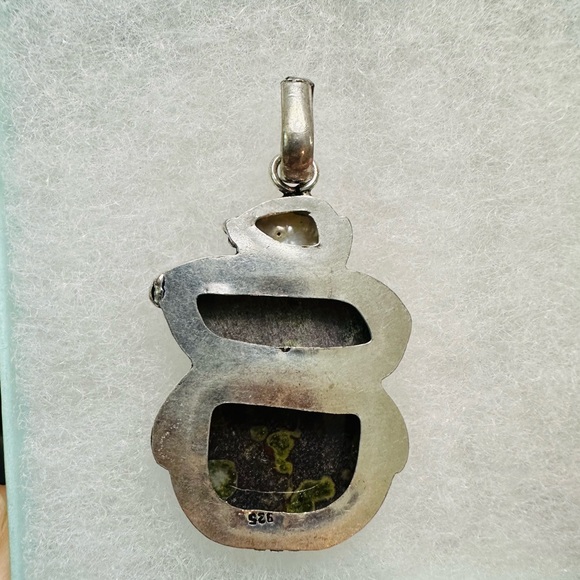 Green Rhyolite and Mother of Pearl Pendant - Picture 5 of 5